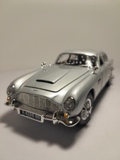ASTON MARTIN DB5 1964 JAMES BOND AVEC IMPACT DE BALLES AUTOWORLD 1/18