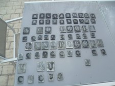 ancien lot de 4 Séries De pochoirs chiffres et lettres en aluminium ?