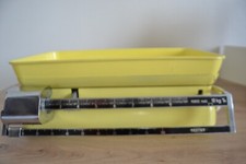 Belle balance mécanique de ménage jaune TESTUT datée du 6 Mars 1963
