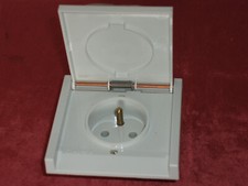 Une Prise 220v 2 Pôles et terre 16/20A du modèle Chambord Legrand neuve