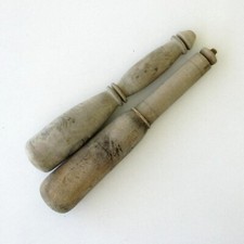 2 Très  Anciens Pilons en bois tournée - Ustensiles de cuisine - Longueur 28cm