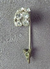 BIJOU DE CRAVATE, ou épinglette, à décor de pierres taillées.