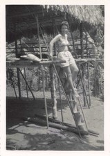 ANCIENNE PHOTO GUYANE ~1950 VILLAGE AMERINDIEN JEUNE FEMME DESCEND D'UNE HUTTE