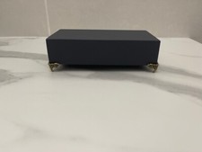 socle en bois gris foncé avec