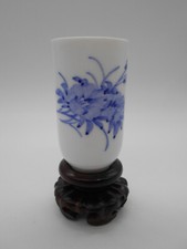 PETIT VASE DÉCOR FLORAL EN PORCELAINE DE CHINE OU JAPON SUR SOCLE