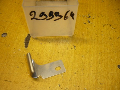 Agrafe bordure gauche piaggio - gauche,