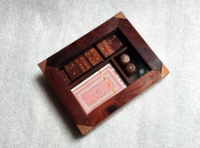 COFFRET EN HÊTRE TEINT COMPRENANT 3 JEUX : DOMINOS / 5 DES / 1 JEU DE 54 CARTES