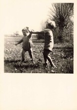 ANCIENNE PHOTOGRAPHIE DUO D'ENFANTS ENFANTILLAGES JEUX D'ENFANTS