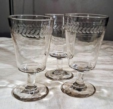 3 JOLIS VERRES A PIED A VIN EN