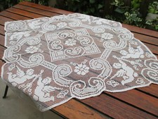 Petite nappe ancienne brodée main filet d'art amours 80 cm x 80 cm
