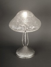 LAMPE ART DECO ANNÉES 1930 EN FERRONNERIE D'ART ET DÔME EN VERRE MOULÉ-PRESSÉ