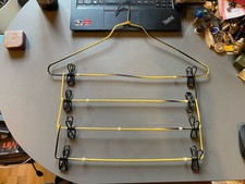 cintre à pince métal scoubidou porte-pantalon jupe étendoir jaune vintage