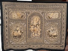 Vieille tenture murale brodée