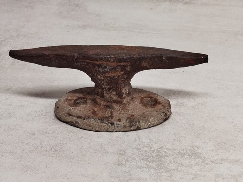 Ancienne petite enclume - , de