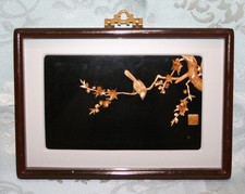 art japonais, cadre en bois laqué, marqueterie en paille sur fond noir