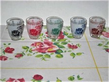 5 petits verres liqueur/trou normand années 50, décorés différentes couleurs TBE