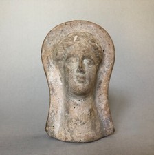 Tête de jeune femme coiffée