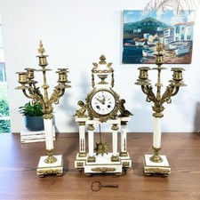 Superbe Pendule portique en marbre blanc et bronze doré Napoléon III