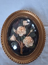 ANCIEN CADRE OVAL VERRE BOMBÉ, FLEURS ARTIFICIELLES, CADRE PLASTIQUE DORÉ 