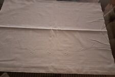 drap brodé ancien pour lit de bébé