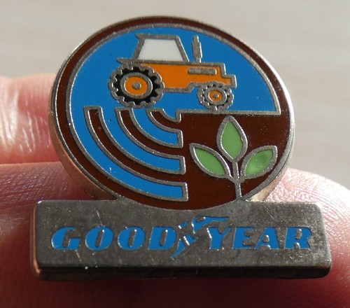 Beau pin pneu good - pin's, year
