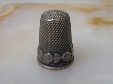 Ancien beau dé à coudre en argent massif, poinçon tête de sanglier.