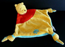 *. DOUDOU PLAT DISNEY WINNIE jaune rouge étiquette fleur bleu ETAT NEUF*