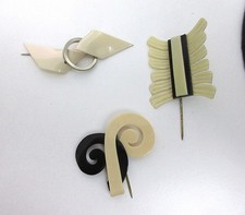 lot de pics corsages ou chapeaux années 30-50