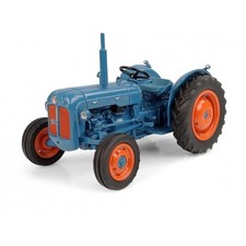 UNIVERSAL HOBBIES, FORDSON Dexta 1958, échelle 1/32, UH6272