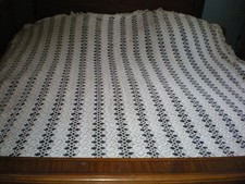 un grand dessus de lit au