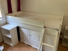 lit enfant 90x190 en hauteur, avec une commode, un bureau et une bibliothèque