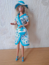 Robe d'été blanche et bleue