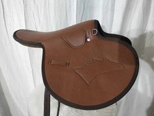 Selle synthétique marron pour cheval d'équitation avec sangles selle