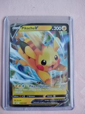 Carte Pokemon PIKACHU SWSH285 PROMO Ultra Rare V Epée et Bouclier FR NEUF