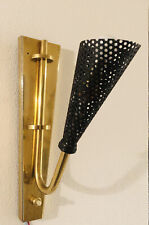 Applique avec réflecteur en rigitulle (métal perforé) des années 50 dlg Matégot