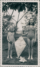 Indochine, Nha Trang, Deux fillettes européennes en maillot de bain, 1940, Vinta