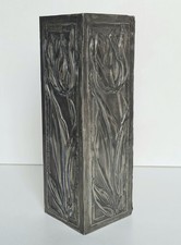 Vase tube carré décor fleurs tulipes Art-Nouveau en étain repoussé début 20ème
