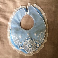 Mignon ancien BAVOIR bébé bleu/blanc, dentelle, tulle brodé main - Très bon état