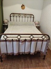 Couvre-lit   au crochet fait main en parfait état couleur ivoire