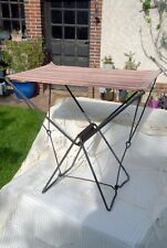 Petit banc de pêcheur vintage pliable en métal et tissus.