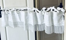 CANTONNIÈRE « SHABBY » Fait main, blanc dentelle, style vintage, linge ancien