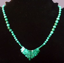 COLLIER EN PIERRE SEMI PRECIEUSE EN MALACHITE - FERMOIR PLAQUE OR