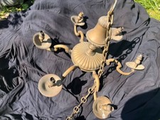 Véritable lustre ancien en bronze massif pour grande hauteur sous plafond.