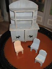 BUFFET SAINT HUBERT BLEU GRIS & SES 3 CHAISES POUR POUPEE - PETITS CHIENS PEINTS