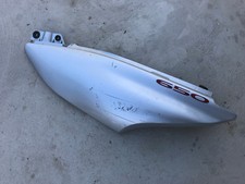 UN CACHE COQUE ARRIERE COTE GAUCHE CARENAGE SUZUKI XF 650 FREEWIND 47211-04F0