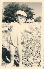 Argentique jeune enfant sur galets couche culotte casquette plage child baby 