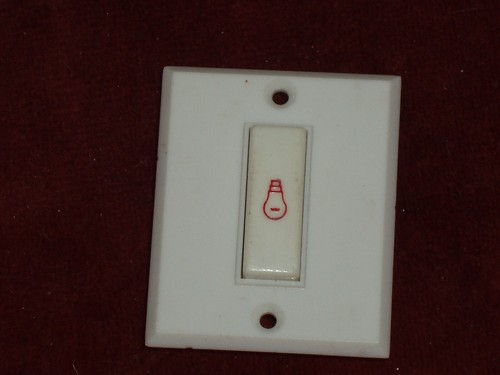Interrupteur poussoir avec - avec, un