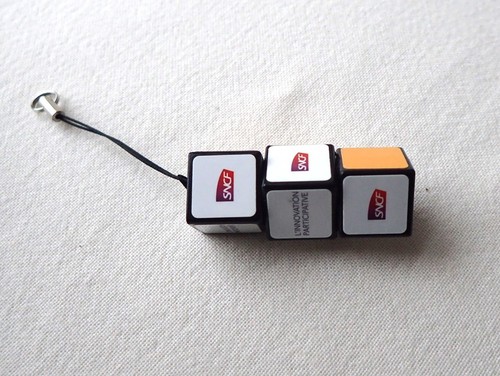Porte clés rubik - cube, sncf