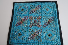 Housse Coussin  tissu bleu brodé de fleurs de perles 40 x 40 cm