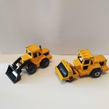 VINTAGE Petite voiture MAJORETTE  lot 2 engins de chantier rouleau pelleteuse